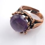 Ametist doğal taş bakır yüzük, bakırın enerji iletkenliği ve sıcak estetik yapısıyla ametist taşının derin mor tonlarını bir araya getirir; yüzük formundaki bu özel tasarım, dengeli frekansı ve zarif duruşuyla toptan doğal taş yüzük arayanlar için güçlü ve zamansız bir takı seçeneğidir.