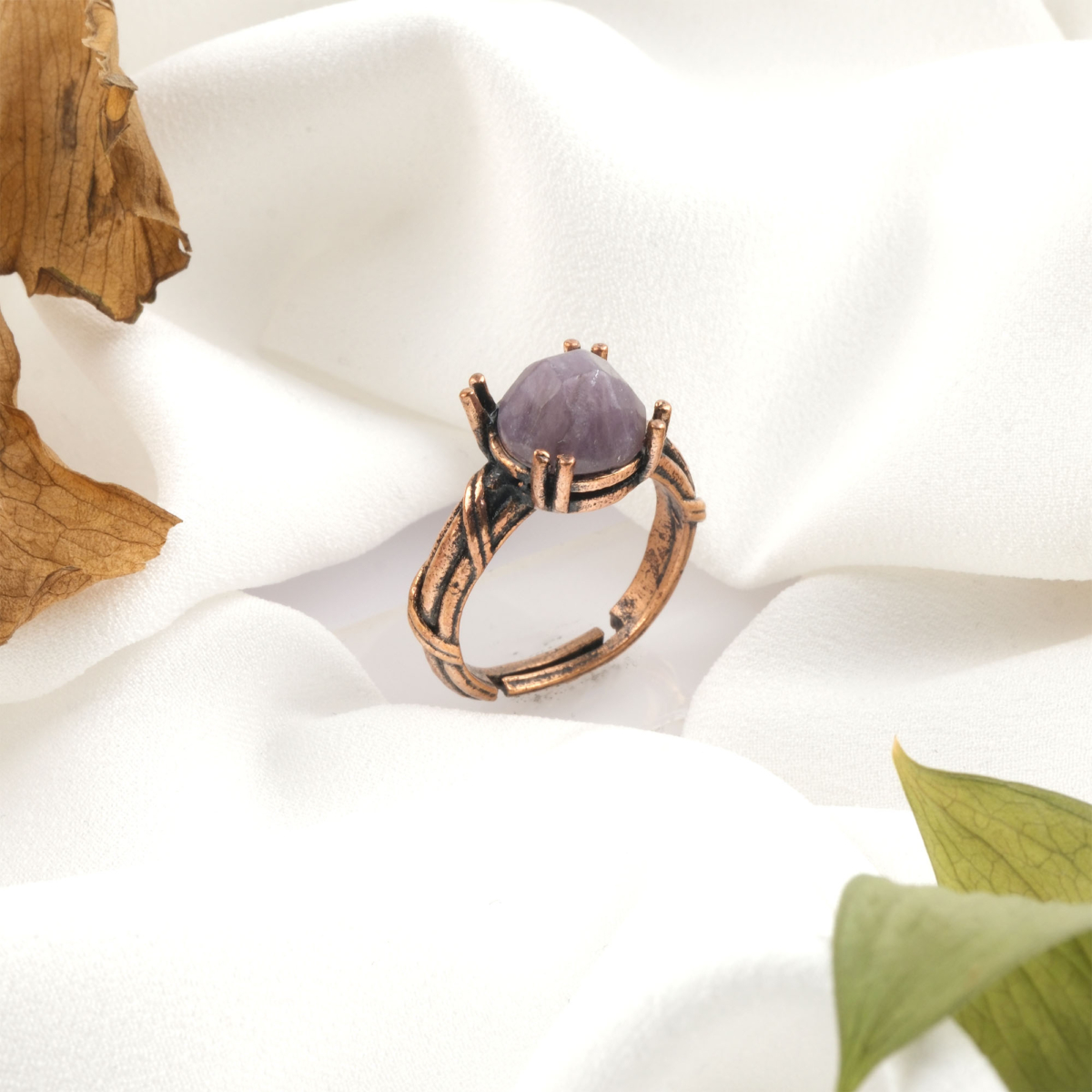 Ametist doğal taş bakır yüzük, bakırın enerji iletkenliği ve sıcak estetik yapısıyla ametist taşının mor tonlu zarif ışıltısını bir araya getirir; yüzük formundaki bu özel tasarım, dengeli frekansı ve şık duruşuyla toptan doğal taş yüzük arayanlar için güçlü ve zamansız bir takı seçeneğidir.
