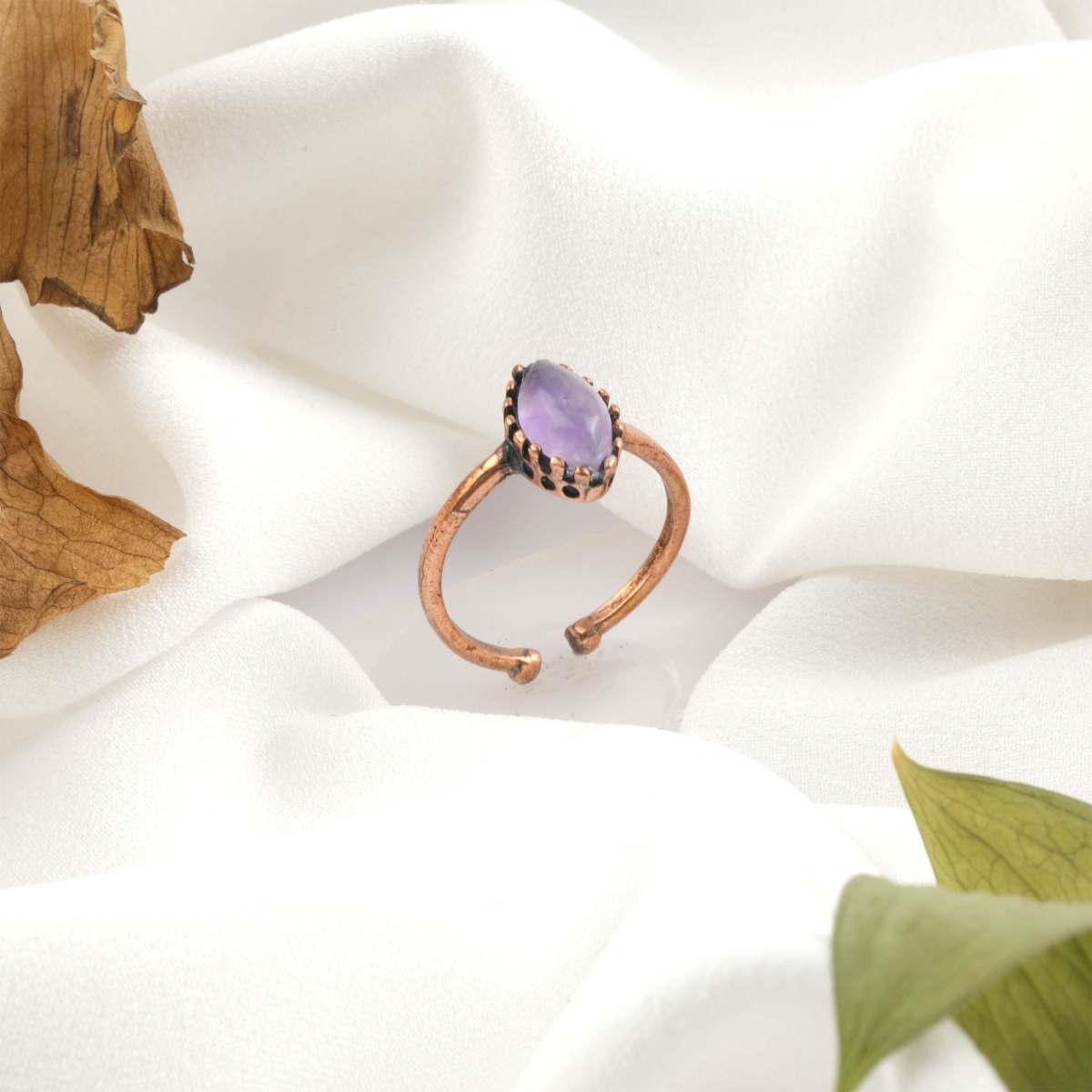 Ametist doğal taş bakır yüzük, bakırın enerji iletkenliği ve sıcak estetik yapısıyla ametist taşının mor tonlu zarif ışıltısını bir araya getirir; yüzük formundaki bu özel tasarım, dengeli frekansı ve şık duruşuyla toptan doğal taş yüzük arayanlar için güçlü bir takı seçeneğidir.