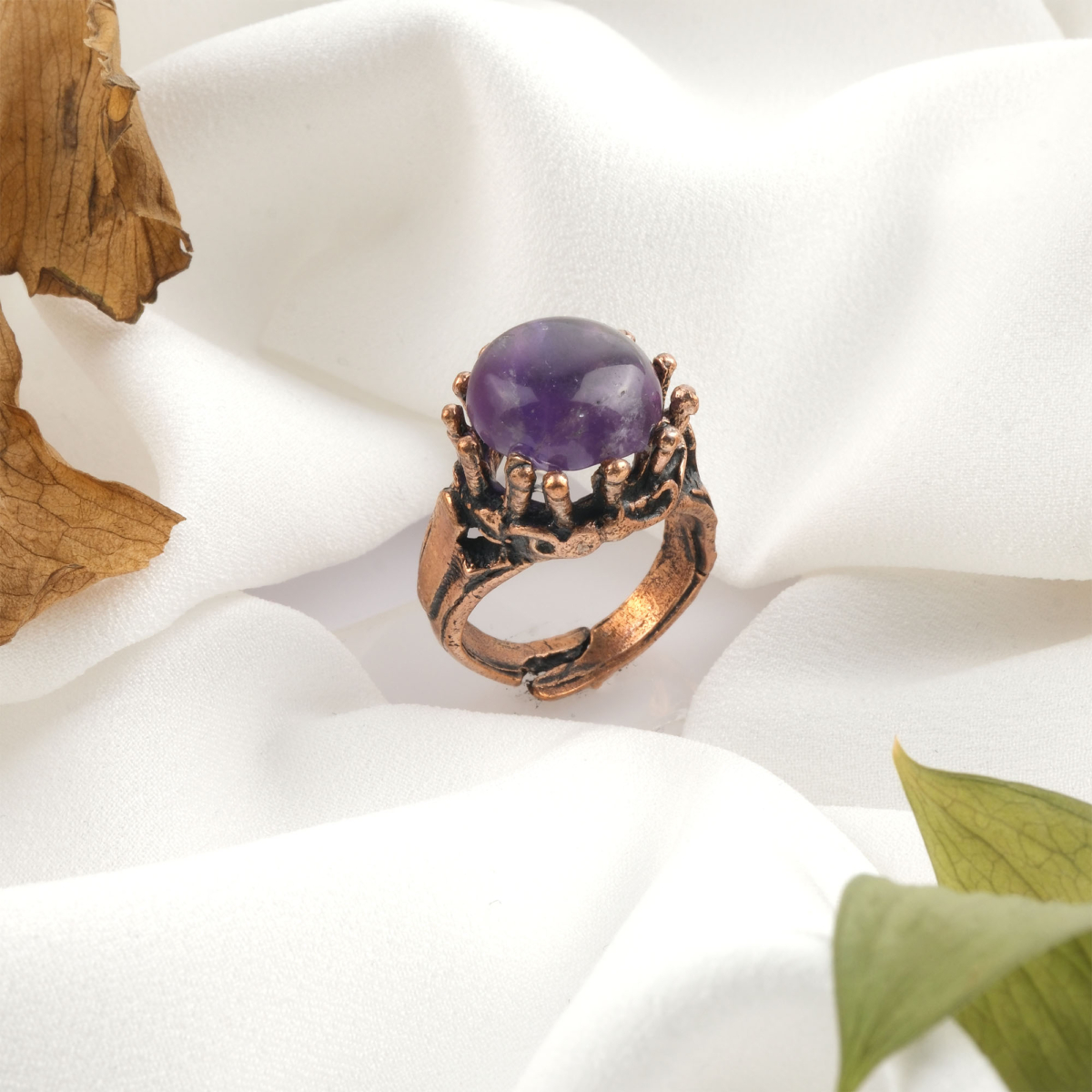 Ametist doğal taş bakır yüzük, bakırın enerji iletkenliği ve sıcak estetik yapısıyla ametist taşının derin mor tonlarını bir araya getirir; yüzük formundaki bu özel tasarım, dengeli frekansı ve zarif duruşuyla toptan doğal taş yüzük arayanlar için güçlü ve zamansız bir takı seçeneğidir.