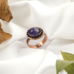 Ametist doğal taş bakır yüzük, bakırın enerji iletkenliği ve sıcak estetik yapısıyla ametist taşının derin mor ışıltısını bir araya getirir; yüzük formundaki bu özel tasarım, dengeli frekansı ve asil duruşuyla toptan doğal taş yüzük arayanlar için güçlü ve zamansız bir takı seçeneğidir.