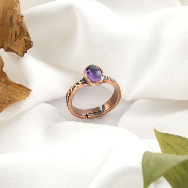 Ametist doğal taş bakır yüzük, bakırın enerji iletkenliği ve sıcak estetik yapısıyla ametist taşının derin mor tonlarını bir araya getirir; yüzük formundaki bu özel tasarım, dengeli frekansı ve zarif duruşuyla toptan doğal taş yüzük arayanlar için güçlü ve zamansız bir takı seçeneğidir.