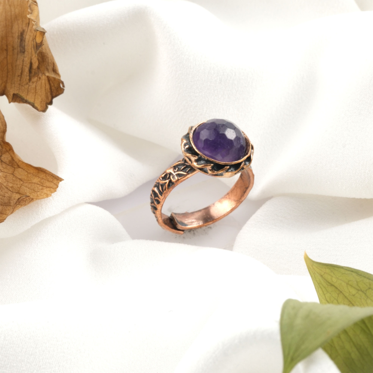 Ametist doğal taş bakır yüzük, bakırın güçlü enerji iletkenliği ve sıcak estetik yapısıyla ametist taşının derin mor tonlarını bir araya getirir; yüzük formundaki bu özel tasarım, dengeli frekansı ve zarif duruşuyla toptan doğal taş yüzük arayanlar için estetik ve enerjiyi birlikte sunar.