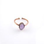 Ametist doğal taş bakır yüzük, bakırın enerji iletkenliği ve sıcak estetik yapısıyla ametist taşının mor tonlu zarif ışıltısını bir araya getirir; yüzük formundaki bu özel tasarım, dengeli frekansı ve şık duruşuyla toptan doğal taş yüzük arayanlar için güçlü bir takı seçeneğidir.