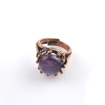 Ametist doğal taş bakır yüzük, bakırın enerji iletkenliği ve sıcak estetik yapısıyla ametist taşının derin mor tonlarını bir araya getirir; yüzük formundaki bu özel tasarım, dengeli frekansı ve zarif duruşuyla toptan doğal taş yüzük arayanlar için güçlü ve zamansız bir takı seçeneğidir.