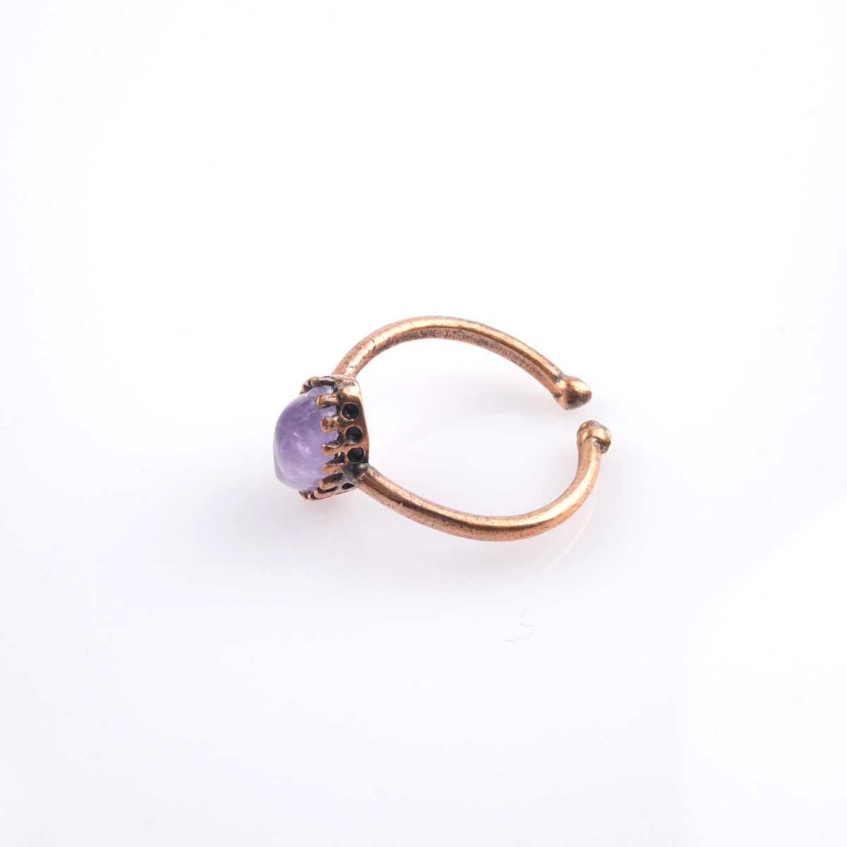 Ametist doğal taş bakır yüzük, bakırın enerji iletkenliği ve sıcak estetik yapısıyla ametist taşının mor tonlu zarif ışıltısını bir araya getirir; yüzük formundaki bu özel tasarım, dengeli frekansı ve şık duruşuyla toptan doğal taş yüzük arayanlar için güçlü bir takı seçeneğidir.