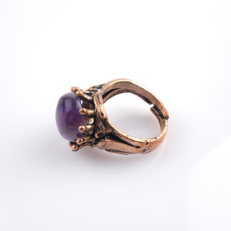 Ametist doğal taş bakır yüzük, bakırın enerji iletkenliği ve sıcak estetik yapısıyla ametist taşının derin mor tonlarını bir araya getirir; yüzük formundaki bu özel tasarım, dengeli frekansı ve zarif duruşuyla toptan doğal taş yüzük arayanlar için güçlü ve zamansız bir takı seçeneğidir.