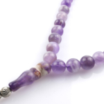 Toptan doğal taş ametist tesbih, mor tonlarının sakinleştirici enerjisiyle zihinsel dengeyi destekleyen, manevi kullanım ve koleksiyon için ideal doğal taş tesbih