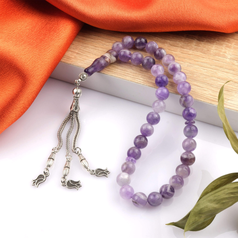 Toptan doğal taş ametist tesbih, mor tonlarının sakinleştirici enerjisiyle zihinsel dengeyi destekleyen, manevi kullanım ve koleksiyon için ideal doğal taş tesbih