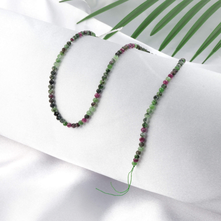 toptan doğal taş dizi anyolit, 3mm faset kesimli yapısıyla yeşil zoisit ve pembe yakut geçişlerini bir arada sunan, profesyonel takı üretimi için ideal doğal taş dizi