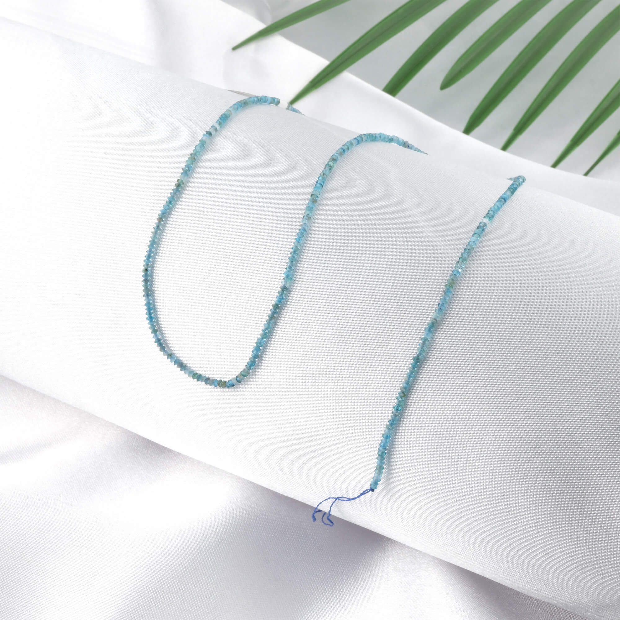 toptan doğal taş dizi apatit, 2mm disk rondel kesim yapısıyla mavi ve turkuaz tonlarda estetik bir görünüm sunan, takı üretimi için ideal apatit doğal taş dizi