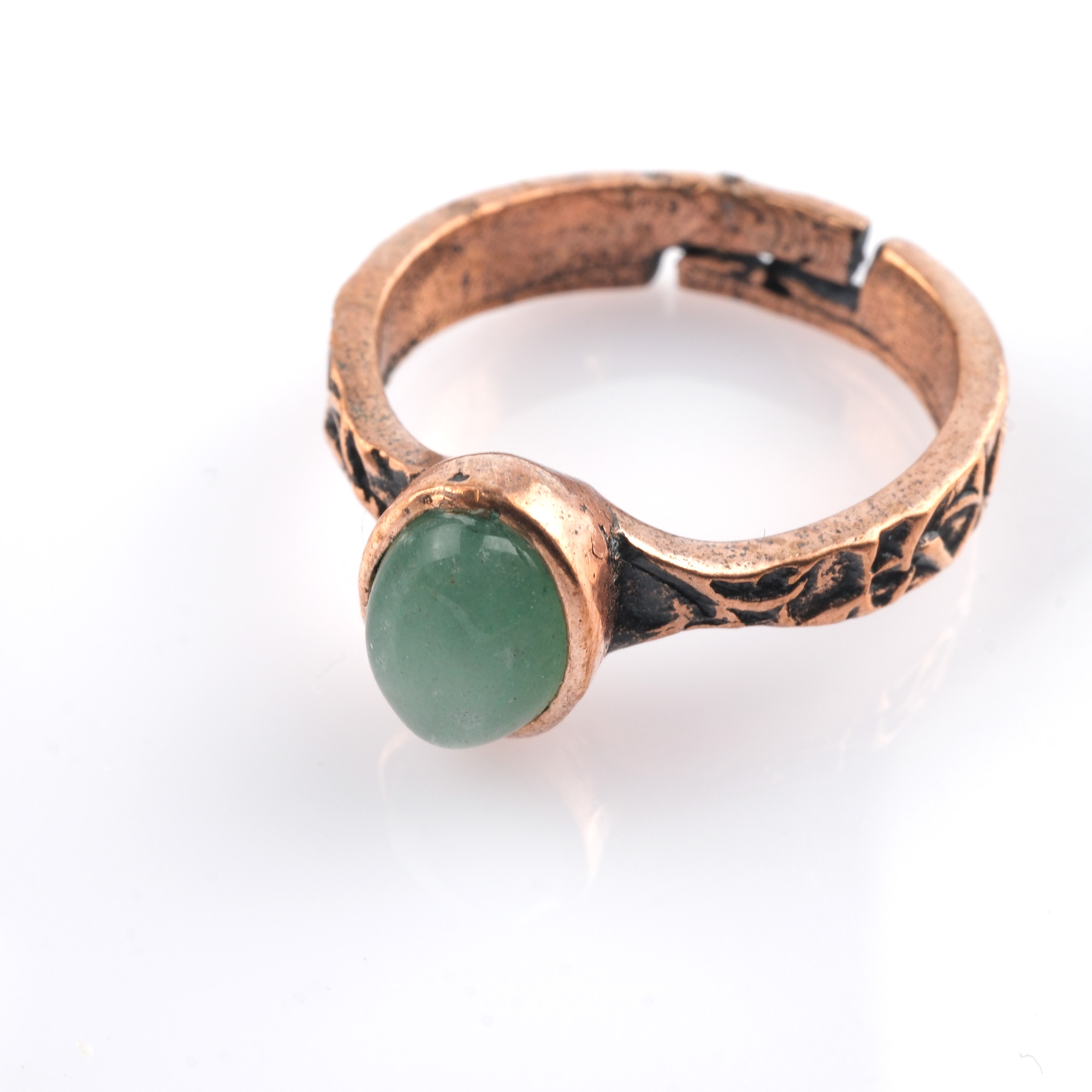 Aventurin doğal taş bakır yüzük, bakırın enerji iletkenliği ve sıcak estetik duruşuyla aventurin taşının yeşil tonlu ışıltısını bir araya getirir; yüzük formundaki bu özel tasarım, dengeleyici etkisi ve şık görünümüyle toptan doğal taş yüzük arayanlar için güçlü bir takı seçeneğidir.
