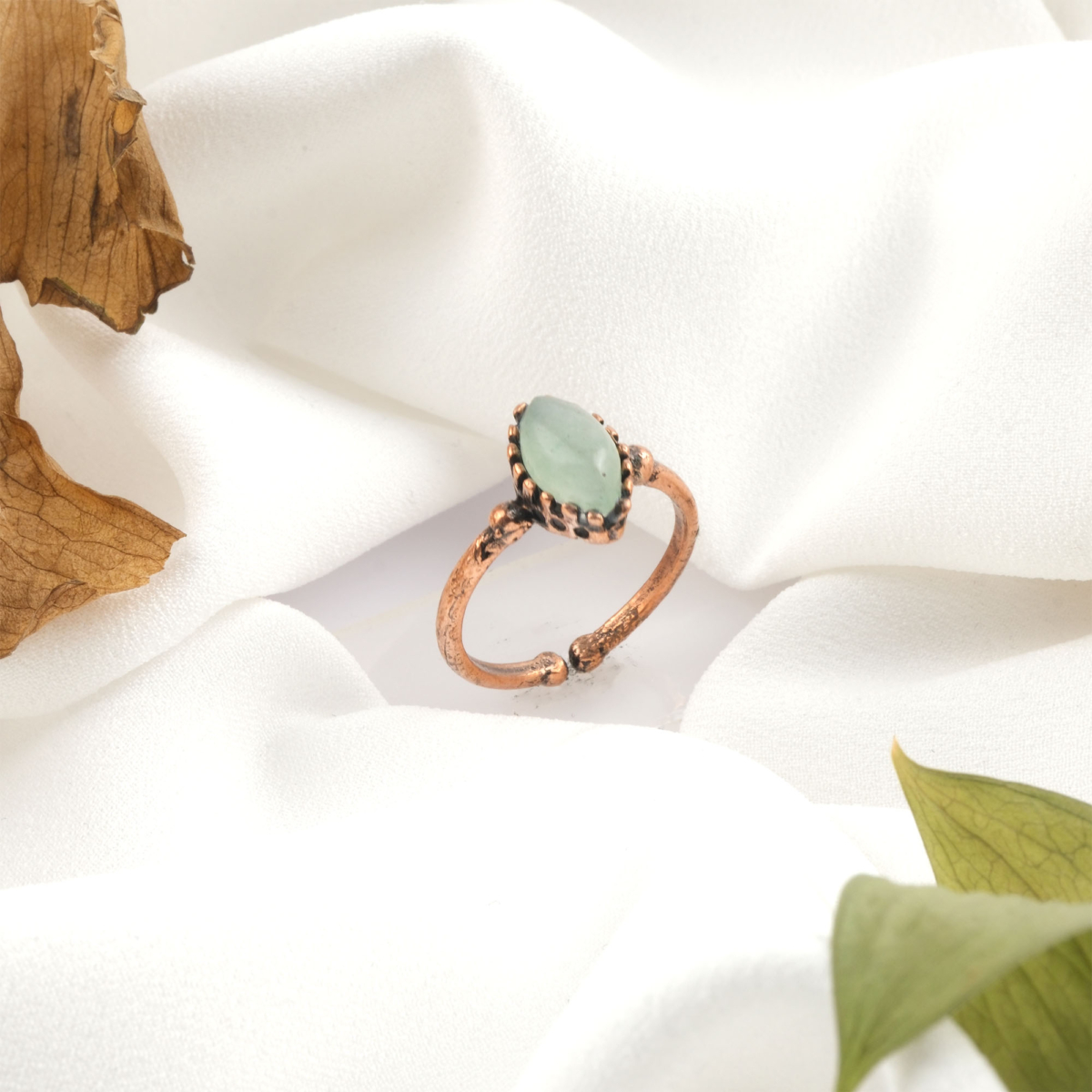Aventurin doğal taş bakır yüzük, bakırın enerji iletkenliği ve sıcak estetik duruşuyla aventurin taşının yeşil tonlu doğal ışıltısını bir araya getirir; yüzük formundaki bu tasarım, dengeleyici etkisi ve şık görünümüyle toptan doğal taş yüzük arayanlar için güçlü bir takı seçeneğidir.