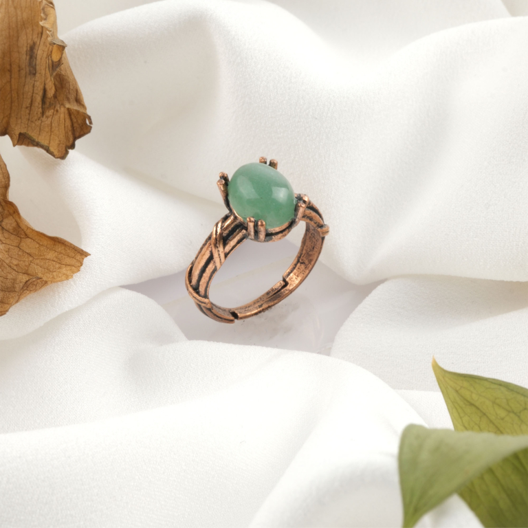 Aventurin doğal taş bakır yüzük, bakırın enerji iletkenliği ve sıcak estetik yapısıyla aventurin taşının yeşil tonlu doğal ışıltısını bir araya getirir; yüzük formundaki bu tasarım, dengeli frekansı ve şık görünümüyle toptan doğal taş yüzük arayanlar için güçlü bir takı seçeneğidir.
