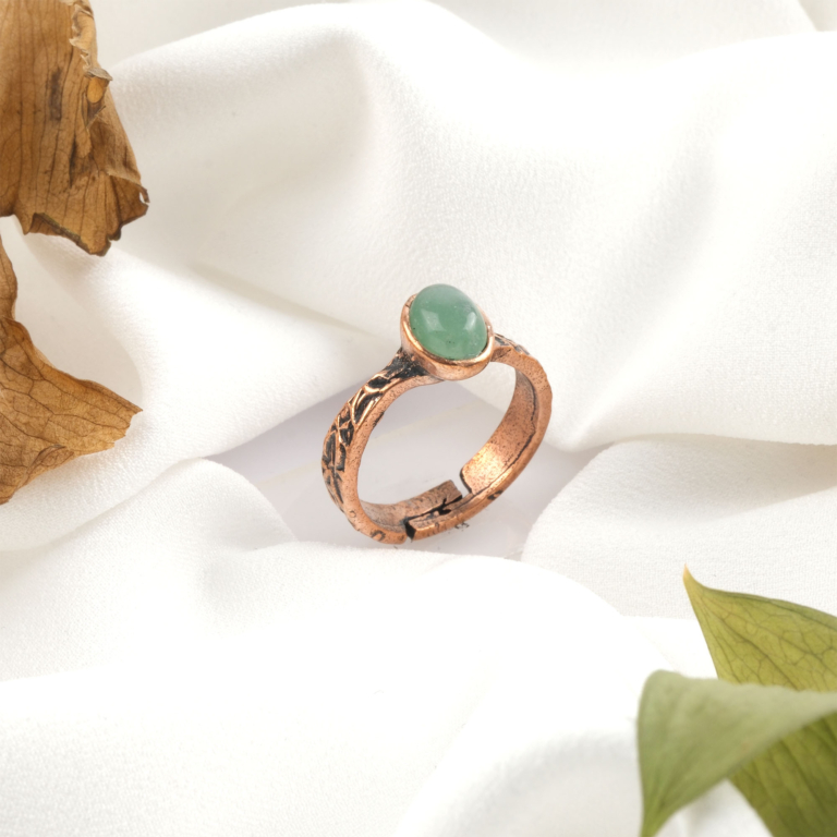 Aventurin doğal taş bakır yüzük, bakırın enerji iletkenliği ve sıcak estetik duruşuyla aventurin taşının yeşil tonlu ışıltısını bir araya getirir; yüzük formundaki bu özel tasarım, dengeleyici etkisi ve şık görünümüyle toptan doğal taş yüzük arayanlar için güçlü bir takı seçeneğidir.