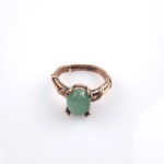 Aventurin doğal taş bakır yüzük, bakırın enerji iletkenliği ve sıcak estetik yapısıyla aventurin taşının yeşil tonlu doğal ışıltısını bir araya getirir; yüzük formundaki bu tasarım, dengeli frekansı ve şık görünümüyle toptan doğal taş yüzük arayanlar için güçlü bir takı seçeneğidir.