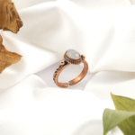 toptan doğal taş yüzük florit taşı yüzük, mor ve yeşil ton geçişli florit taşının zihinsel berraklık ve denge enerjisini estetik tasarımla birleştiren doğal taş takı