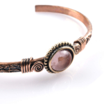 toptan doğal taş bileklik güneş taşı bakır bileklik, güneş taşının sıcak turuncu yansımalarıyla canlılık ve pozitif enerji sunan yapısının bakırın güçlü iletkenliğiyle birleştiği özel tasarım takı