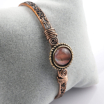 toptan doğal taş bileklik güneş taşı bakır bileklik, güneş taşının sıcak turuncu yansımalarıyla canlılık ve pozitif enerji sunan yapısının bakırın güçlü iletkenliğiyle birleştiği özel tasarım takı
