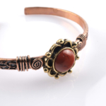 toptan doğal taş bileklik jasper taşı bakır bileklik, jasper taşının topraklayıcı ve dengeleyici enerjisi ile bakırın güçlü iletken yapısını bir araya getiren dayanıklı ve karakterli tasarım takı