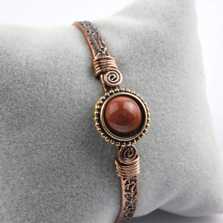 toptan doğal taş bileklik jasper taşı bakır bileklik, jasper taşının topraklayıcı ve koruyucu enerjisi ile bakırın güçlü iletken yapısını bir araya getiren dayanıklı ve karakterli tasarım takı