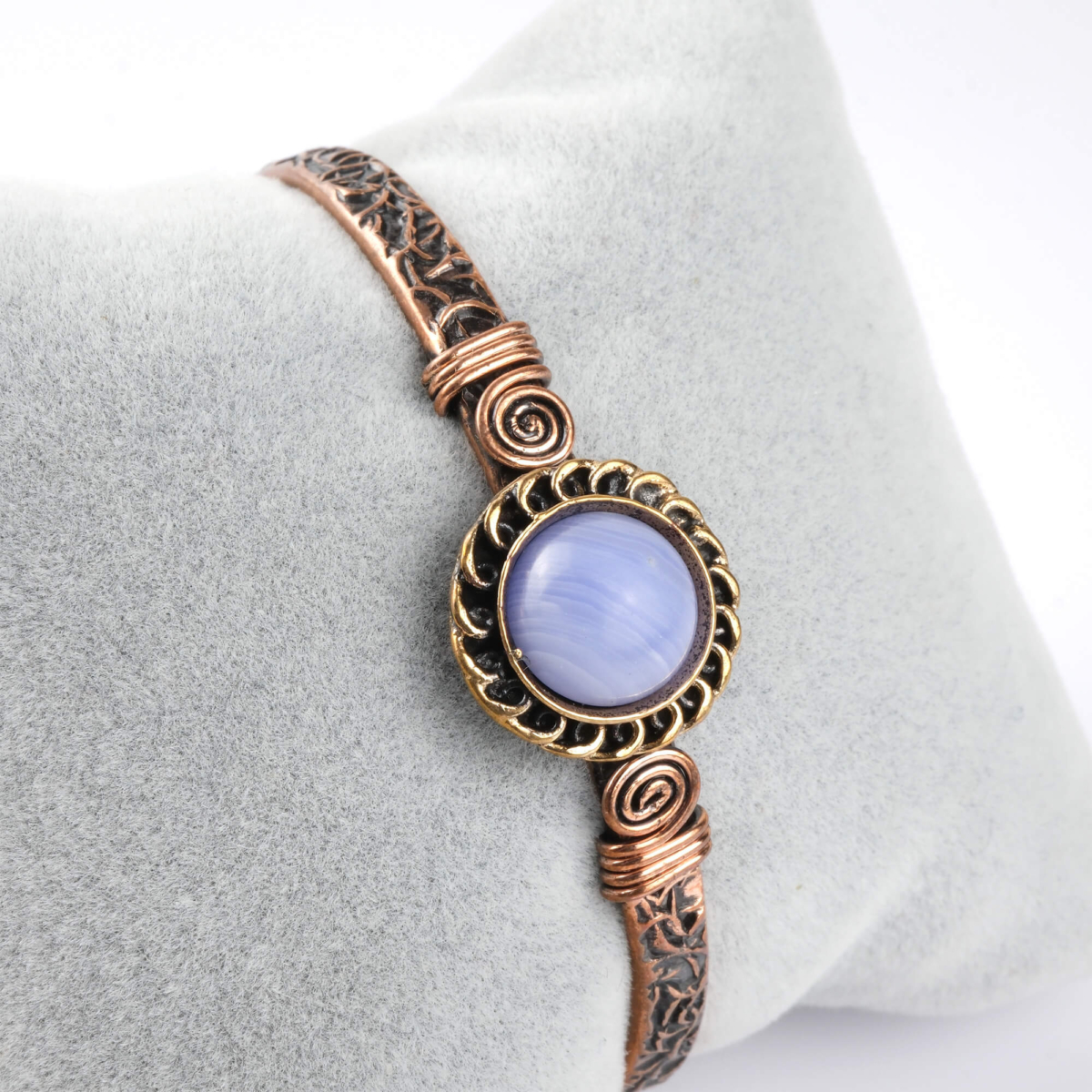 Kalsedon taşı bakır bileklik – sakinlik ve iletişim enerjisiyle dengeli şıklık