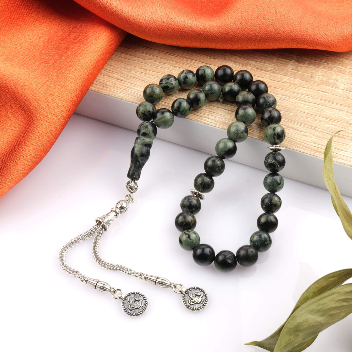 Toptan doğal taş kanbaba jasper tesbih, koyu yeşil ve siyah doğal desenleriyle topraklayıcı enerji sunan, manevi kullanım ve koleksiyon için ideal doğal taş tesbih