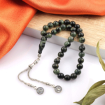 Toptan doğal taş kanbaba jasper tesbih, koyu yeşil ve siyah doğal desenleriyle topraklayıcı enerji sunan, manevi kullanım ve koleksiyon için ideal doğal taş tesbih