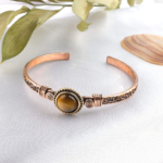 toptan doğal taş bileklik kaplangözü taşı bakır bileklik, altın kahverengi kaplangözü taşının koruyucu ve güçlendirici enerjisi ile bakırın güçlü iletken yapısını bir araya getiren özel tasarım takı