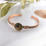 toptan doğal taş bileklik kaplangözü taşı bakır bileklik, kaplangözü taşının koruyucu ve güçlendirici enerjisi ile bakırın güçlü iletken yapısını bir araya getiren maskülen ve güçlü tasarım takı