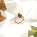 Kaplangözü doğal taş bakır yüzük, bakırın enerji iletkenliğiyle kaplangözü taşının altın kahve yansımalarını bir araya getirir; estetik duruşu ve dengeleyici etkisiyle toptan doğal taş yüzük arayanlar için güçlü bir takıdır.