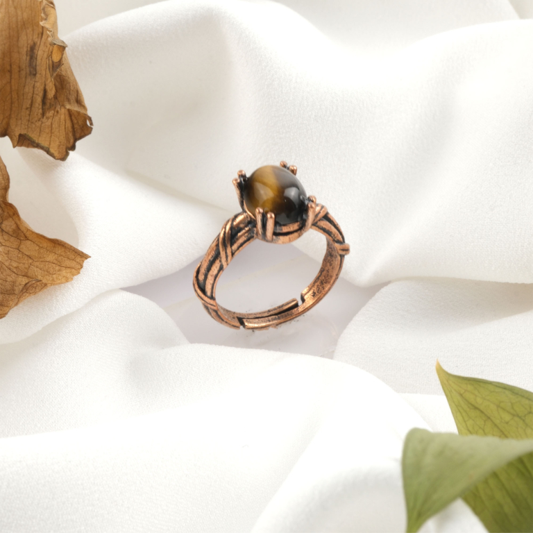 Kaplangözü doğal taş bakır yüzük, bakırın enerji iletkenliği ve sıcak estetik yapısıyla kaplangözü taşının altın kahverengi ışıltılarını bir araya getirir; yüzük formundaki bu güçlü tasarım, dengeli frekansı ve karakterli duruşuyla toptan doğal taş yüzük arayanlar için etkileyici bir takı seçeneğidir.