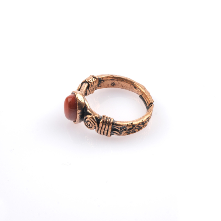 Kırmızı jasper doğal taş yüzük modeli, enerjiyi dengeleyen yapısı ve güçlü kırmızı tonlarıyla estetik bir görünüm sunar; toptan doğal taş yüzük arayanlar için hem spiritüel hem de şık bir takı seçeneğidir.