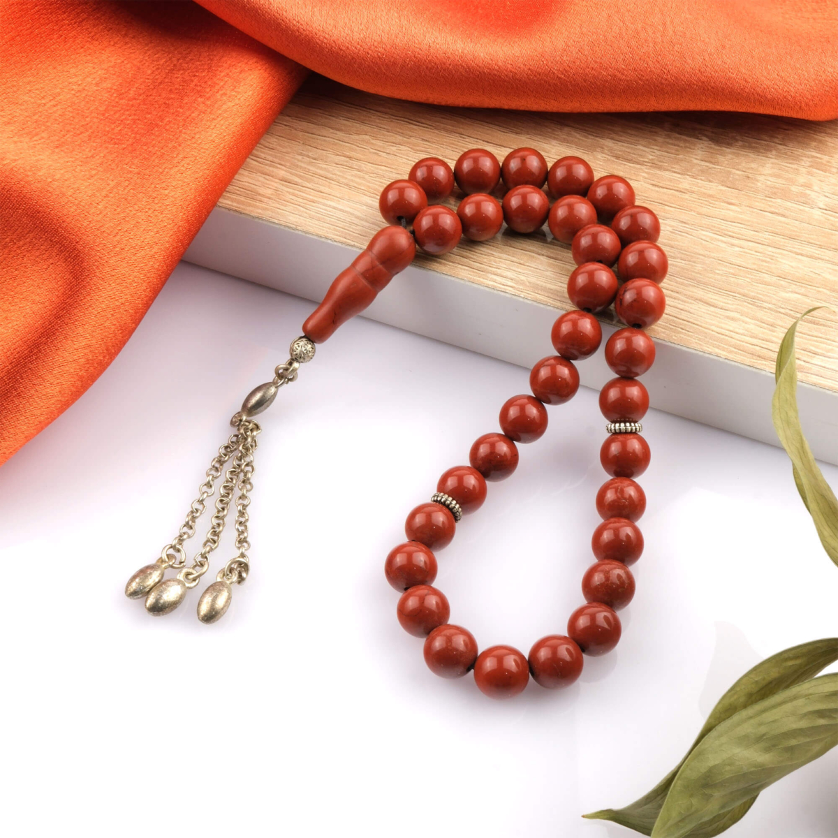 Toptan doğal taş kırmızı jasper tesbih, yoğun kırmızı tonlarıyla güç ve dayanıklılık hissi veren, manevi kullanım ve koleksiyon için ideal doğal taş tesbih