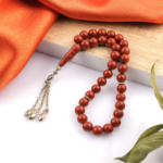 Toptan doğal taş kırmızı jasper tesbih, yoğun kırmızı tonlarıyla güç ve dayanıklılık hissi veren, manevi kullanım ve koleksiyon için ideal doğal taş tesbih