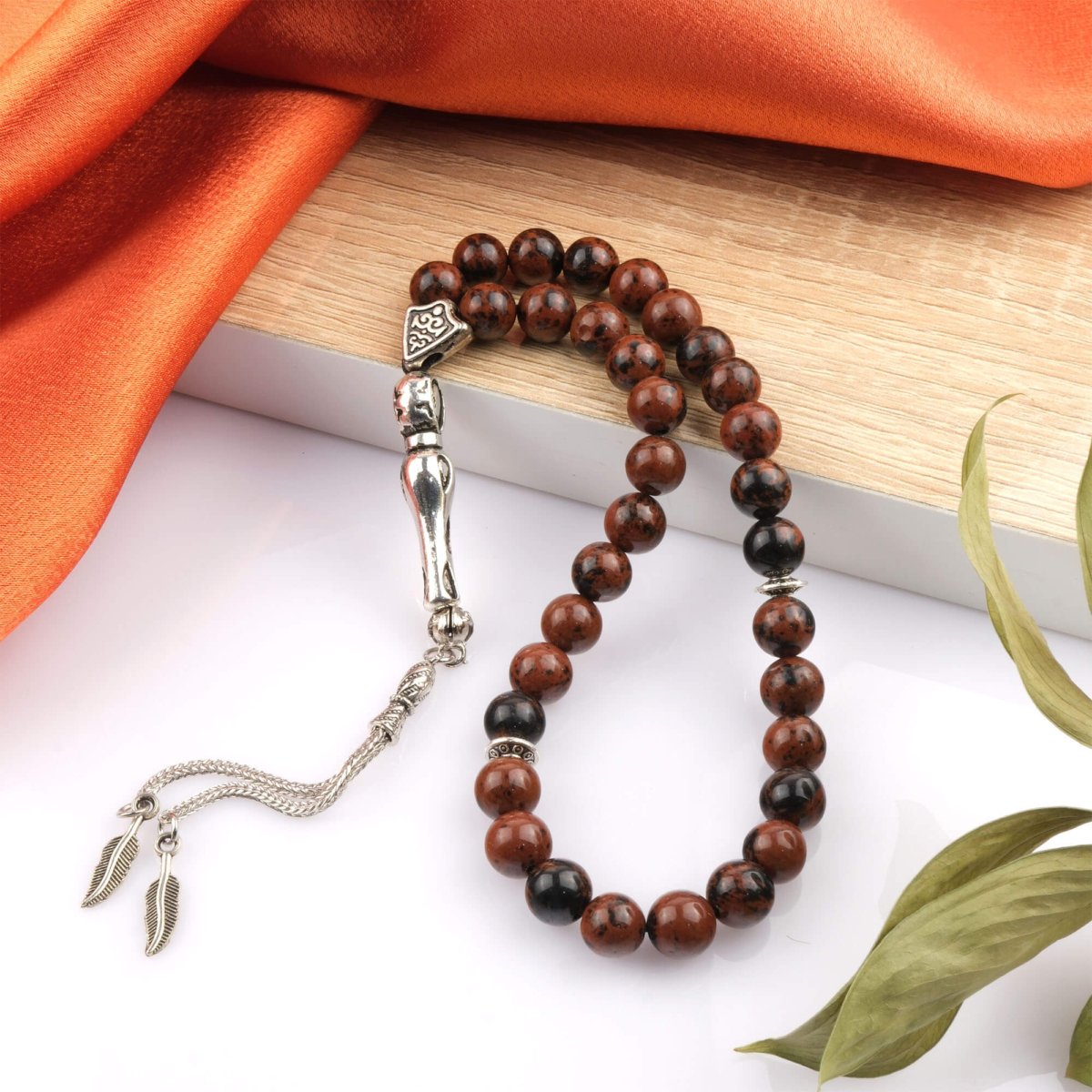 Toptan doğal taş kırmızı obsidyen tesbih, koyu kırmızı ve siyah tonların güçlü yapısıyla koruyucu ve topraklayıcı enerji sunan, manevi kullanım ve koleksiyon için ideal doğal taş tesbih