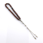 Toptan doğal taş kırmızı obsidyen tesbih, koyu kırmızı ve siyah tonların güçlü yapısıyla koruyucu ve topraklayıcı enerji sunan, manevi kullanım ve koleksiyon için ideal doğal taş tesbih