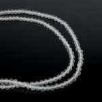 toptan doğal taş dizi kristal kuvars, 2mm faset kesimli yapısıyla berrak ve şeffaf görünüm sunan, profesyonel takı üretimi için ideal doğal taş dizi