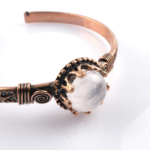 toptan doğal taş bileklik kristal kuvars taşı bakır bileklik, berrak kristal kuvarsın arındırıcı ve dengeleyici enerjisi ile bakırın güçlü iletken yapısını bir araya getiren sade ve zamansız tasarım takı