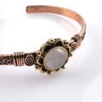 toptan doğal taş bileklik kristal kuvars taşı bakır bileklik, berrak kristal kuvarsın arındırıcı ve güçlendirici enerjisi ile bakırın güçlü iletken yapısını bir araya getiren sade ve zamansız tasarım takı