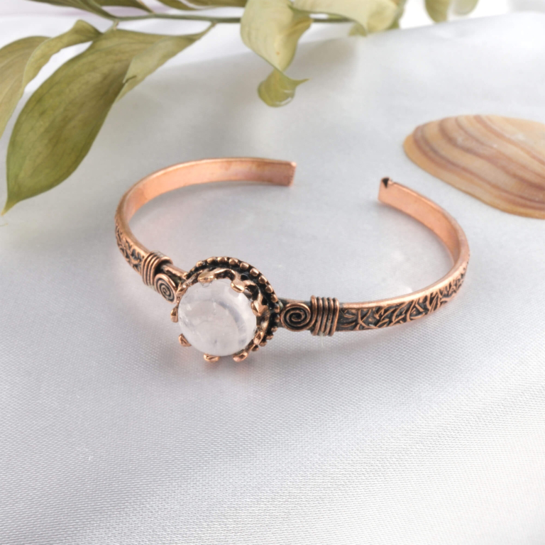toptan doğal taş bileklik kristal kuvars taşı bakır bileklik, berrak kristal kuvarsın arındırıcı ve dengeleyici enerjisi ile bakırın güçlü iletken yapısını bir araya getiren sade ve zamansız tasarım takı