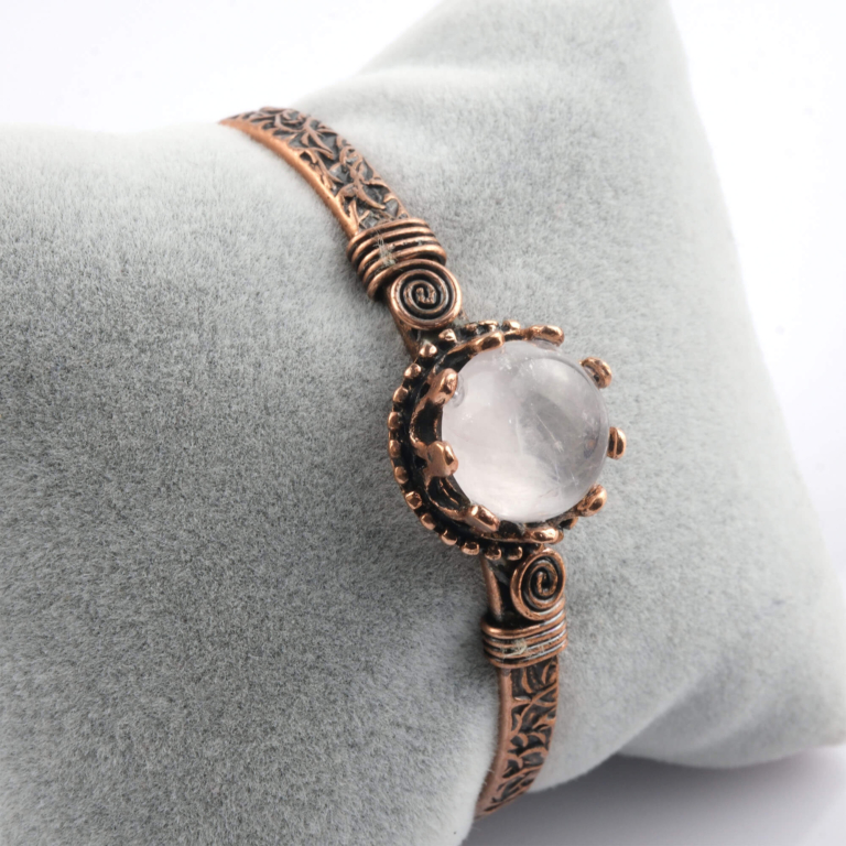 toptan doğal taş bileklik kristal kuvars taşı bakır bileklik, berrak kristal kuvarsın arındırıcı ve dengeleyici enerjisi ile bakırın güçlü iletken yapısını bir araya getiren sade ve zamansız tasarım takı