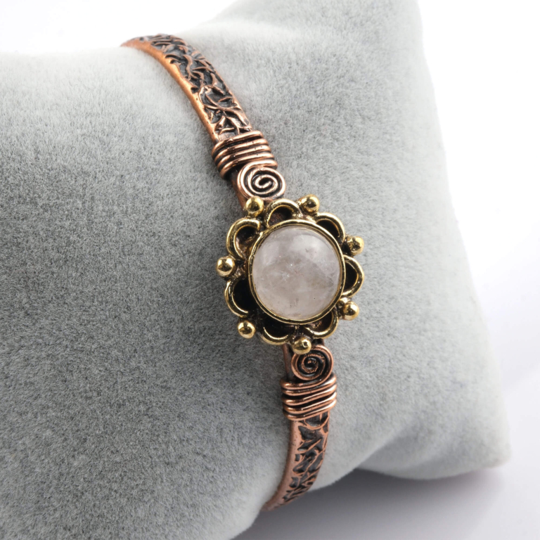 toptan doğal taş bileklik kristal kuvars taşı bakır bileklik, berrak kristal kuvarsın arındırıcı ve güçlendirici enerjisi ile bakırın güçlü iletken yapısını bir araya getiren sade ve zamansız tasarım takı