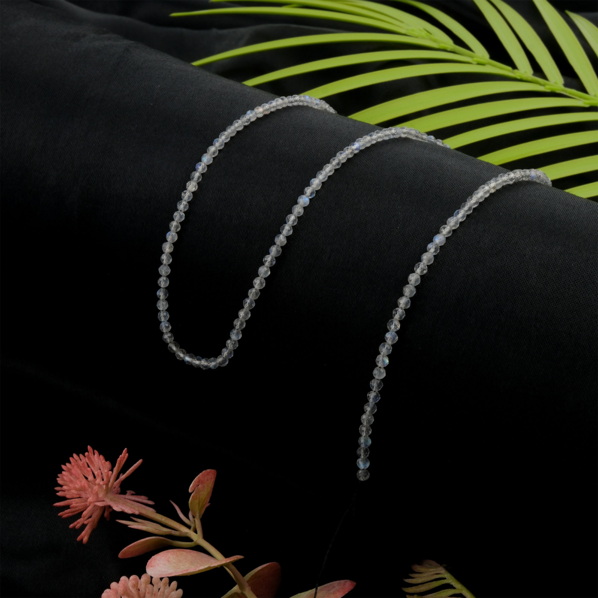 toptan doğal taş dizi labradorit, 2mm faset kesimli yapısıyla mavi, yeşil ve altın yansımaları belirgin şekilde sunan, profesyonel takı üretimi için ideal doğal taş dizi