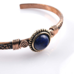 toptan doğal taş bileklik lapis lazuli taşı bakır bileklik, lacivert lapis lazuli taşının bilgelik ve farkındalık enerjisi ile bakırın güçlü iletken yapısını bir araya getiren özel tasarım takı