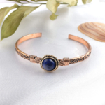 toptan doğal taş bileklik lapis lazuli taşı bakır bileklik, lacivert lapis lazuli taşının bilgelik ve farkındalık enerjisi ile bakırın güçlü iletken yapısını bir araya getiren özel tasarım takı