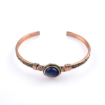 toptan doğal taş bileklik lapis lazuli taşı bakır bileklik, lacivert lapis lazuli taşının bilgelik ve farkındalık enerjisi ile bakırın güçlü iletken yapısını bir araya getiren özel tasarım takı