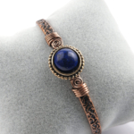 toptan doğal taş bileklik lapis lazuli taşı bakır bileklik, lacivert lapis lazuli taşının bilgelik ve farkındalık enerjisi ile bakırın güçlü iletken yapısını bir araya getiren özel tasarım takı