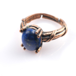 Lapis lazuli doğal taş bakır yüzük, bakırın iletken ve dengeleyici yapısıyla lapis lazuli taşının derin mavi enerjisini birleştirir; estetik duruşu ve güçlü frekansıyla toptan doğal taş yüzük arayanlar için özel bir takı seçeneğidir.