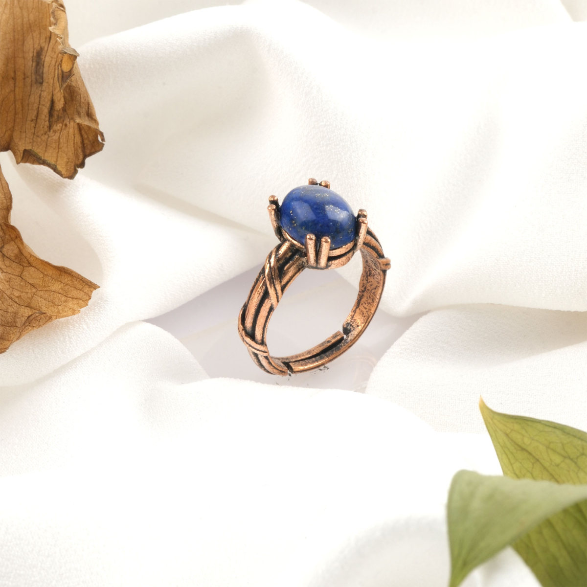 Lapis lazuli doğal taş bakır yüzük, bakırın iletken ve dengeleyici yapısıyla lapis lazuli taşının derin mavi enerjisini birleştirir; estetik duruşu ve güçlü frekansıyla toptan doğal taş yüzük arayanlar için özel bir takı seçeneğidir.